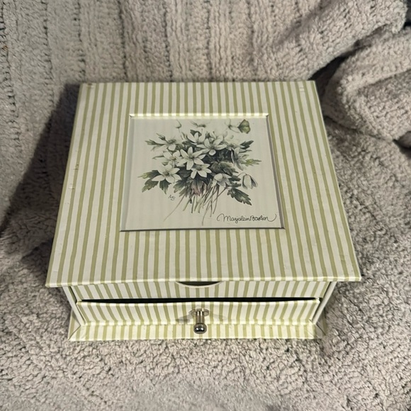 Nature’s Sketchbook by Marjolein Bastin sage green /cream keepsake and note box - Picture 1 of 13